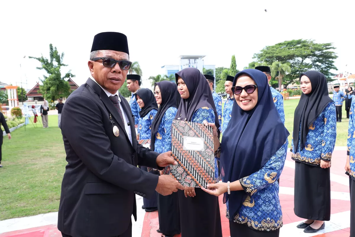 Bupati Bulukumba Andi Muchtar Ali Yusuf melantik dan mengambil sumpah 94 PNS formasi 2024 di Lapangan Pemuda Bulukumba, Selasa (2/6/2026).