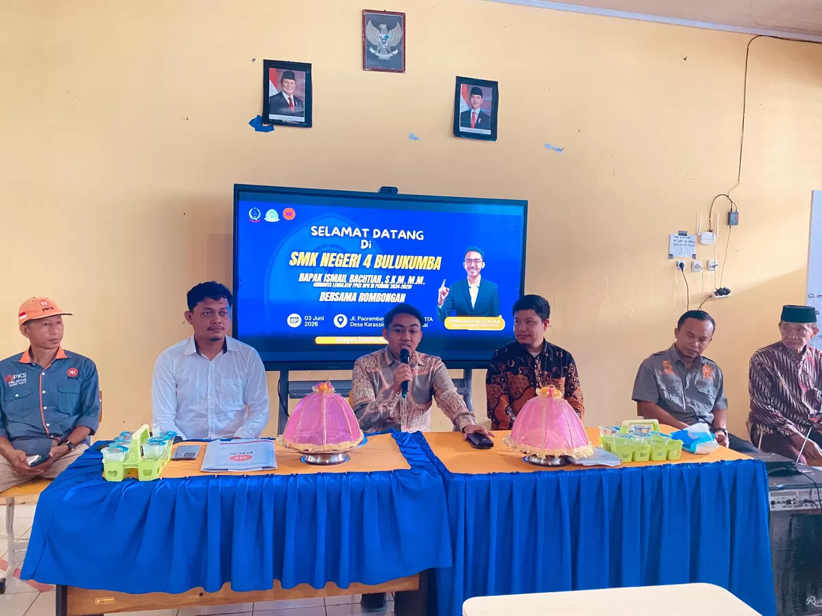 Anggota DPR RI Ismail Bachtiar menyalurkan bantuan Program Indonesia Pintar (PIP) kepada siswa SMK Negeri 4 Bulukumba sebagai upaya mendukung akses pendidikan bagi keluarga kurang mampu.