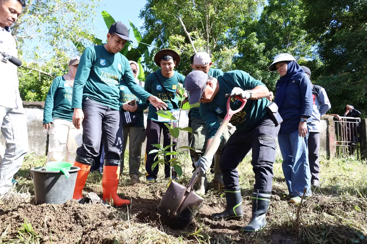 Bupati Bulukumba Andi Muchtar Ali Yusuf bersama Dinas Lingkungan Hidup dan PT PLN (Persero) menanam pohon produktif di Lapangan Borong Rappoa, Kecamatan Kindang, Jumat (5/6/2026).
