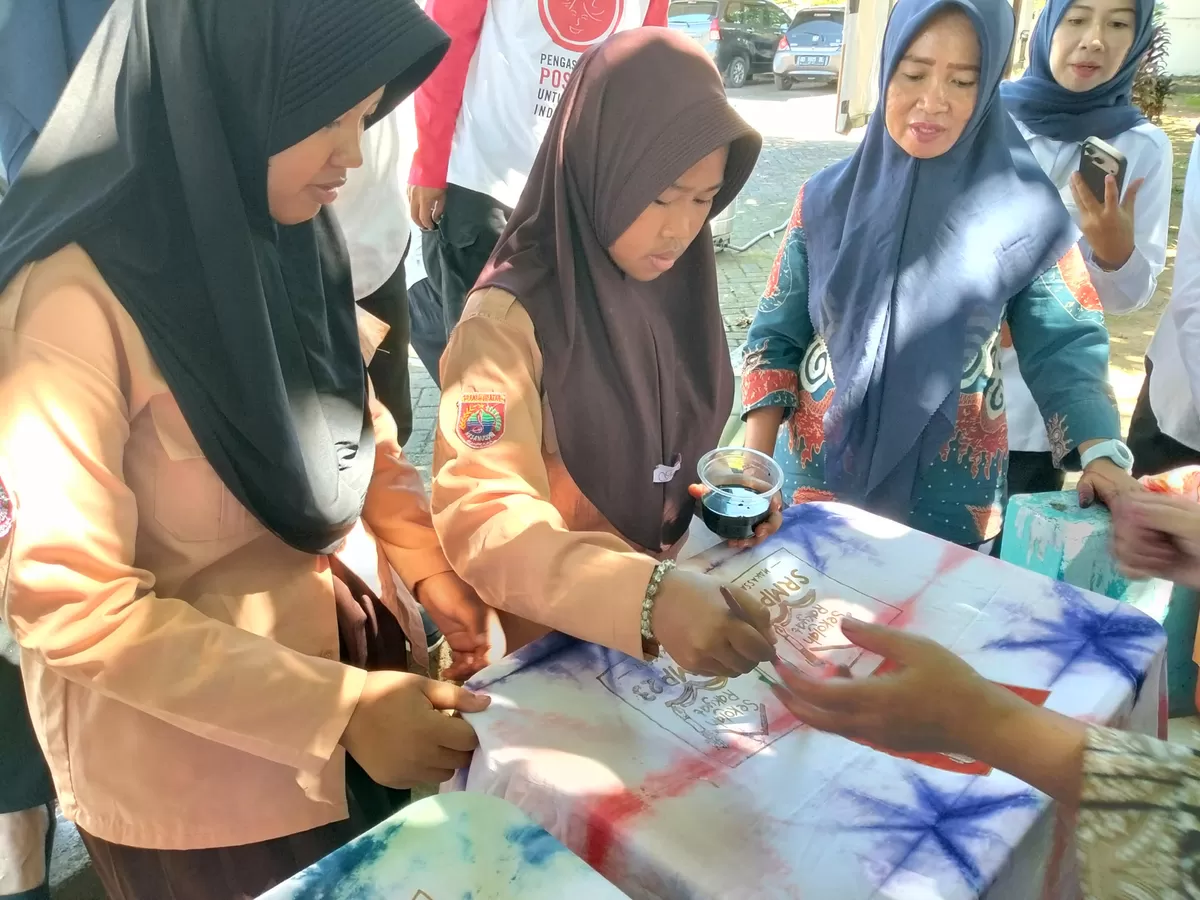 Siswa SRMP 23 Makassar antusias mengikuti pelatihan membatik Shibori dan Batik Tulis bersama Rumah Membatik Bunga Mawar binaan Dekranasda Bulukumba 