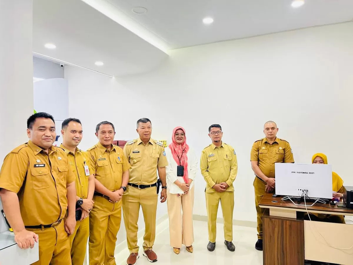 Bupati Bulukumba Andi Muchtar Ali Yusuf bersama Kepala Cabang Bank Sulselbar Bulukumba Andi Yudiarti Hadrawi meninjau layanan Payment Point Bapenda di Gedung Ammatoa.