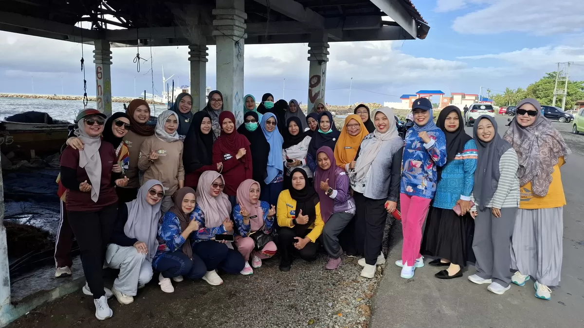 Puluhan tenaga kesehatan RSUD Bulukumba bersama berbagai elemen masyarakat melakukan aksi bersih Pantai Merpati sebagai bentuk kepedulian terhadap lingkungan dan kesehatan masyarakat.