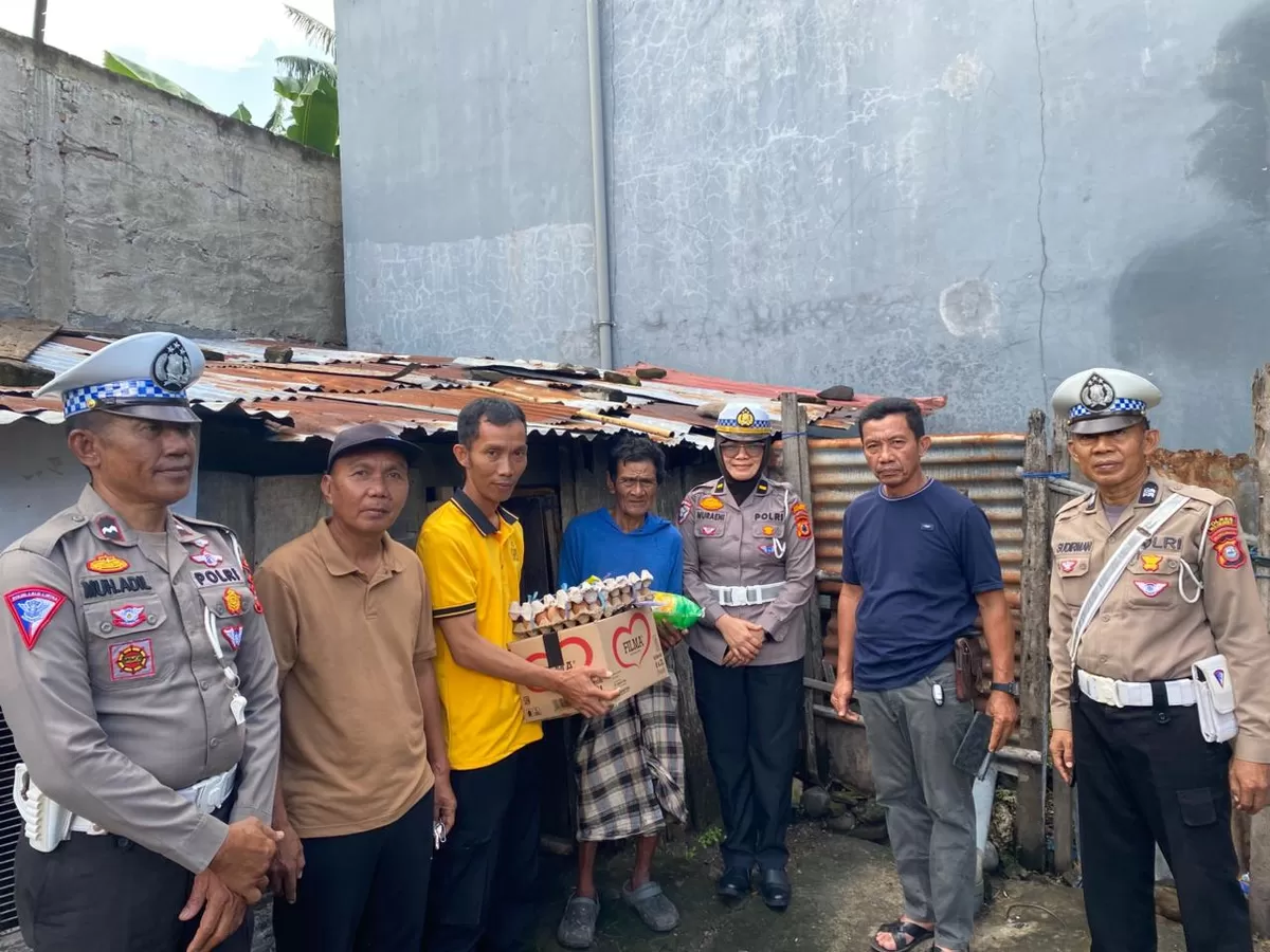 Satlantas Polres Bulukumba melalui program Jumat Berkah menggelar Bimbingan dan Penyuluhan Kamseltibcarlantas sekaligus menyalurkan bantuan sembako kepada warga kurang mampu sebagai bentuk kepedulian sosial dan upaya meningkatkan kesadaran tertib berlalu lintas