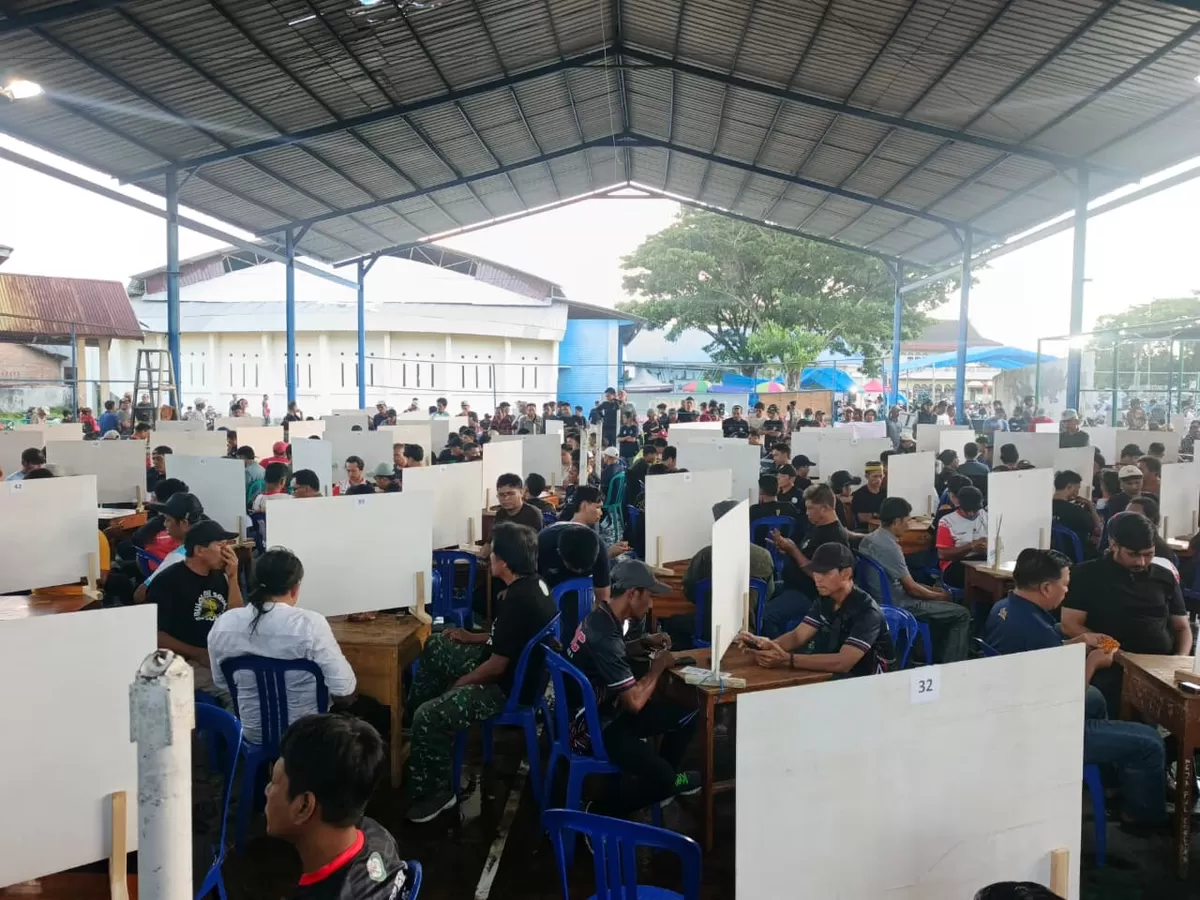 Turnamen Domino Bulukumba Cup 1 di GOR Matajang Bulukumba menarik ribuan peserta dari berbagai daerah, meningkatkan okupansi hotel serta menggerakkan ekonomi pelaku UMKM lokal.