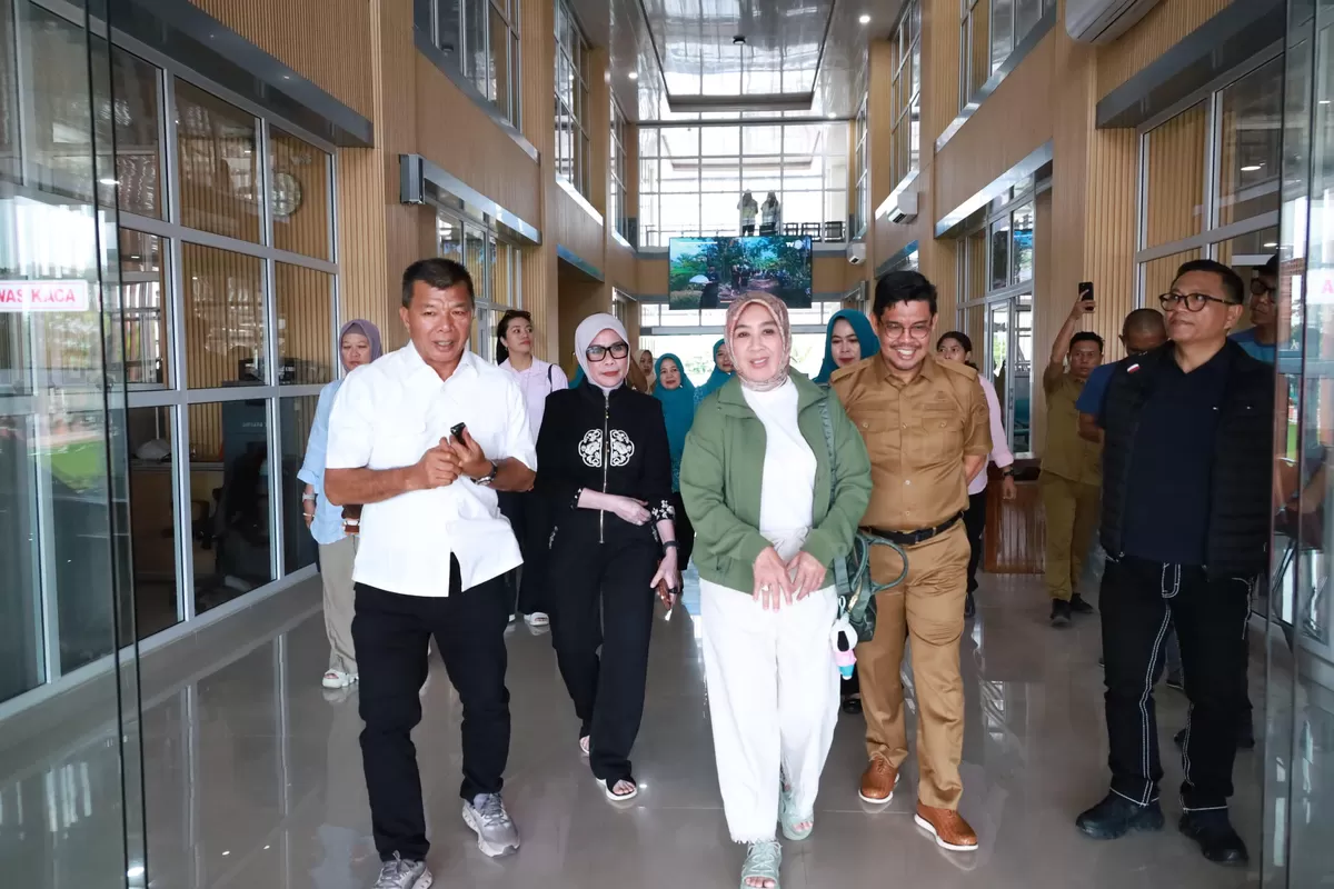 Tri Suswati Tito Karnavian didampingi jajaran Pemerintah Kabupaten Bulukumba saat meninjau Gedung Pinisi, gedung pelayanan publik modern yang menjadi ikon baru pelayanan terpadu di Bulukumba.