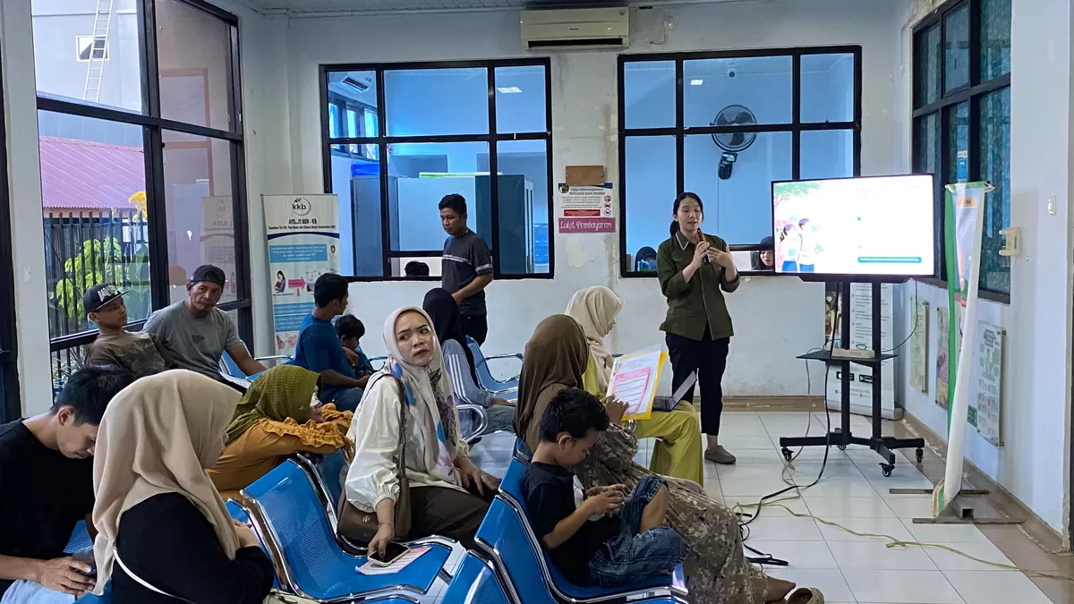 Suasana penyuluhan kesehatan bertema kehamilan remaja yang disampaikan dr. Mediana Andrianne Riyanto kepada pasien dan keluarga pasien di ruang tunggu rawat jalan RSUD Bulukumba.