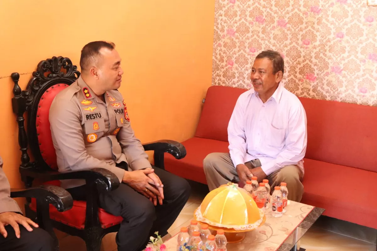 Kapolres Bulukumba AKBP Restu Wijayanto bersama jajaran Polres Bulukumba saat melakukan anjangsana ke rumah purnawirawan Polri dalam rangka menyambut Hari Bhayangkara ke-80 Tahun 2026.