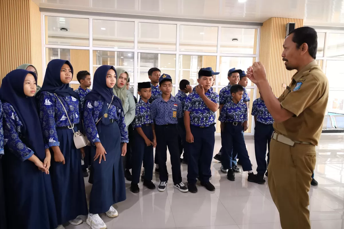 Puluhan siswa SMPN 47 Bulukumba mengikuti field trip edukatif ke Gedung Pinisi dan Gedung Ammatoa untuk mempelajari pelayanan publik serta mengenal lebih dekat pemerintahan daerah.