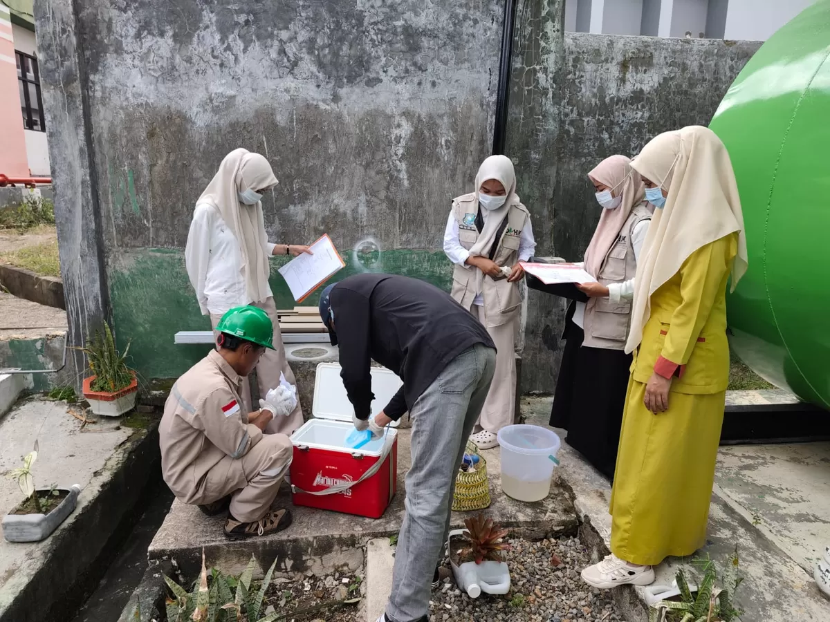 Tim UPTD Laboratorium DLHK Bulukumba melakukan pengambilan sampel air bersih dan limbah cair di RSUD Bulukumba sebagai bagian dari evaluasi kualitas lingkungan dan efektivitas IPAL rumah sakit.
