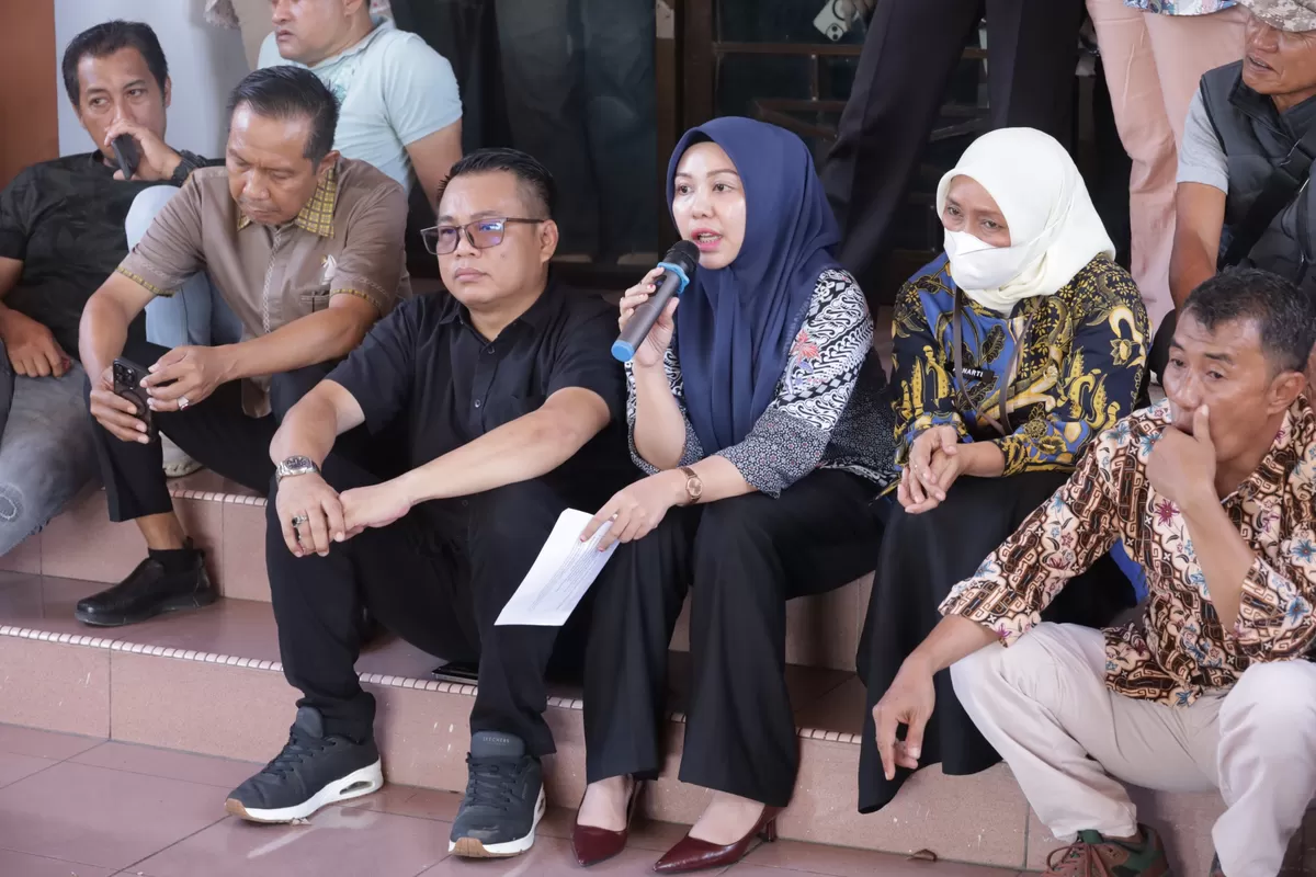 Ketua DPRD Bulukumba Umy Asyiatun Khadijah menemui dan menerima langsung aspirasi mahasiswa PMII dan HMI dalam aksi unjuk rasa di Kantor DPRD Bulukumba, Kamis (25/6/2026).