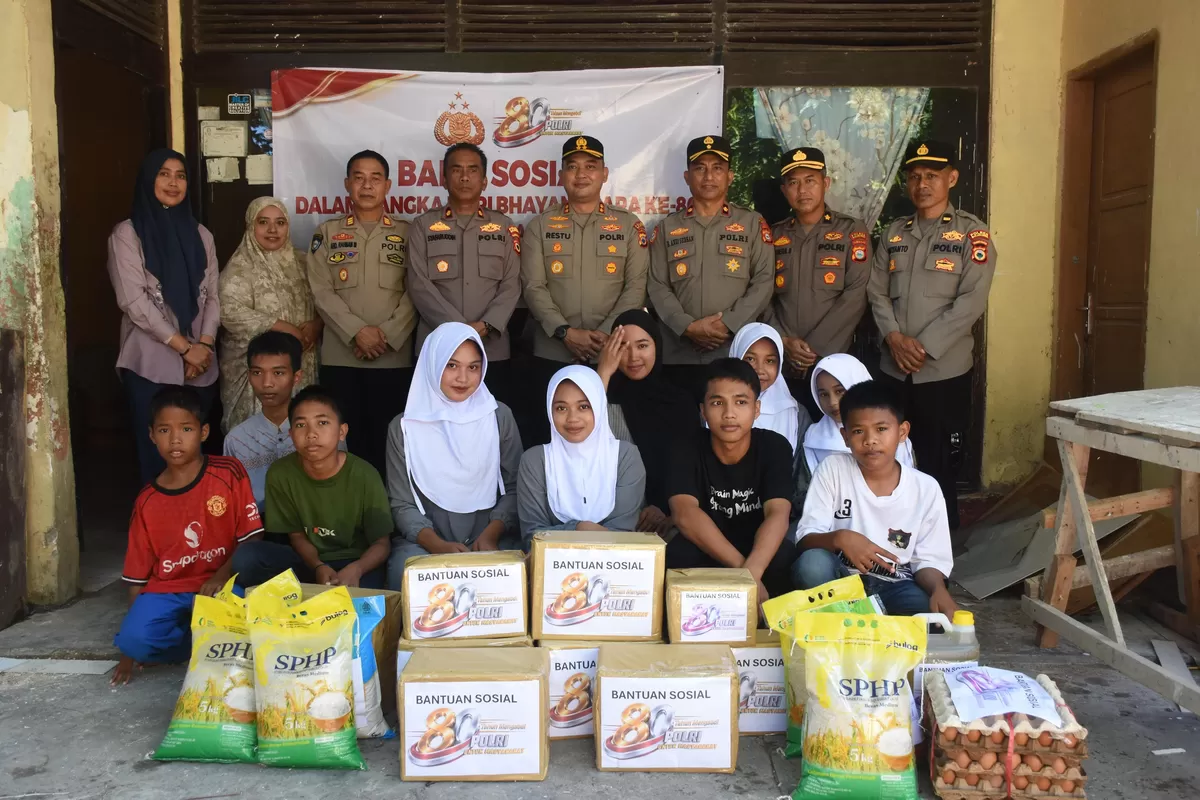 Kapolres Bulukumba AKBP Restu Wijayanto bersama jajaran menyerahkan bantuan sosial kepada Panti Asuhan AR-RIYADH sebagai bagian dari rangkaian peringatan Hari Bhayangkara ke-80 dan implementasi semangat 