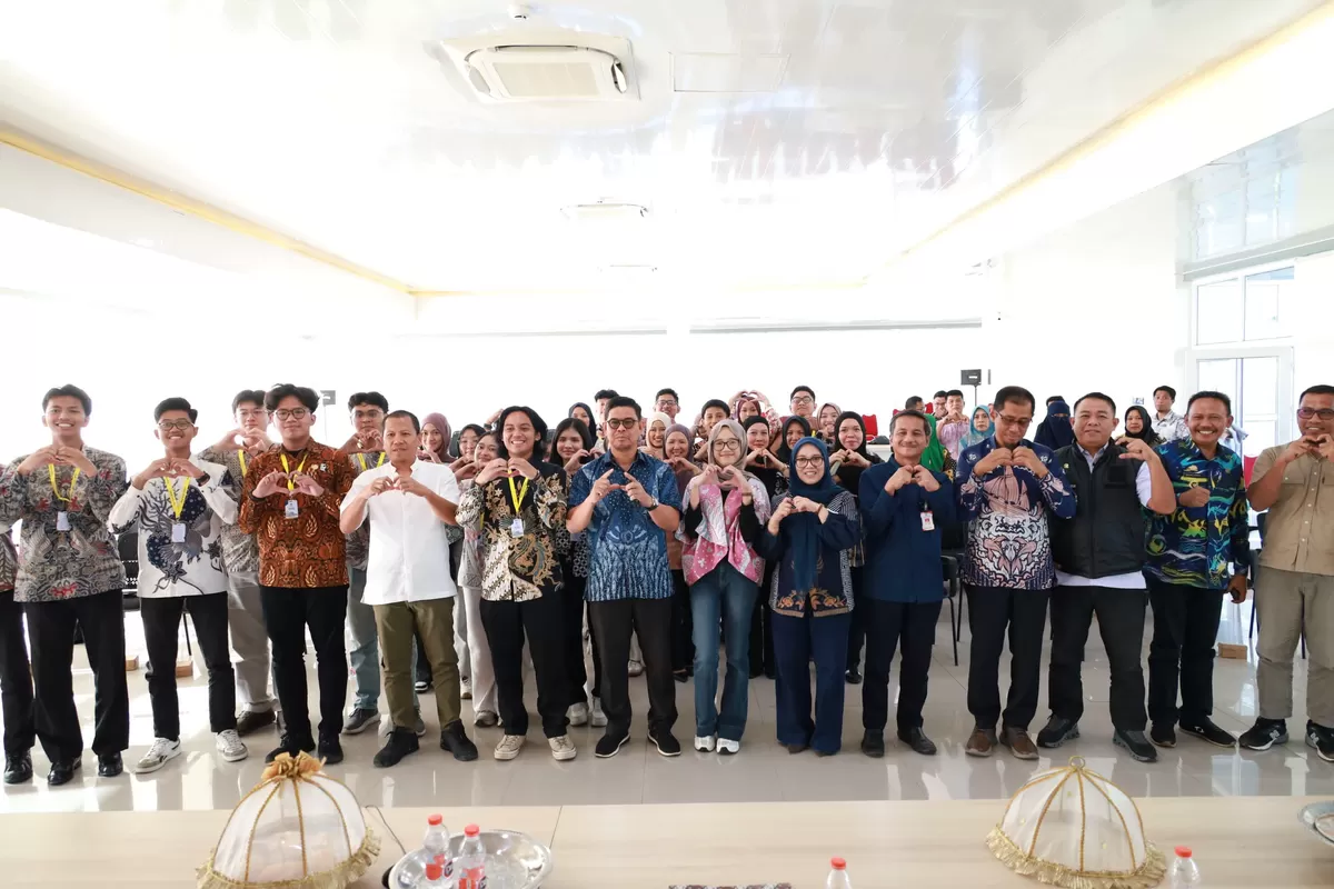 Wakil Bupati Bulukumba Andi Edy Manaf menyambut resmi 28 mahasiswa KKN-PPM UGM 2026 yang akan melaksanakan pengabdian masyarakat di Desa Bira dan Desa Darubiah, Kecamatan Bontobahari.