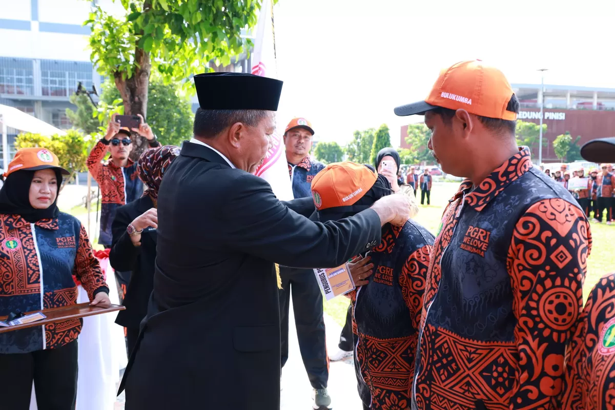 Bupati Bulukumba, Andi Muchtar Ali Yusuf, melepas Kontingen PORSENIJAR PGRI Kabupaten Bulukumba yang akan berlaga di Kabupaten Sidrap pada 2–6 Juli 2026.