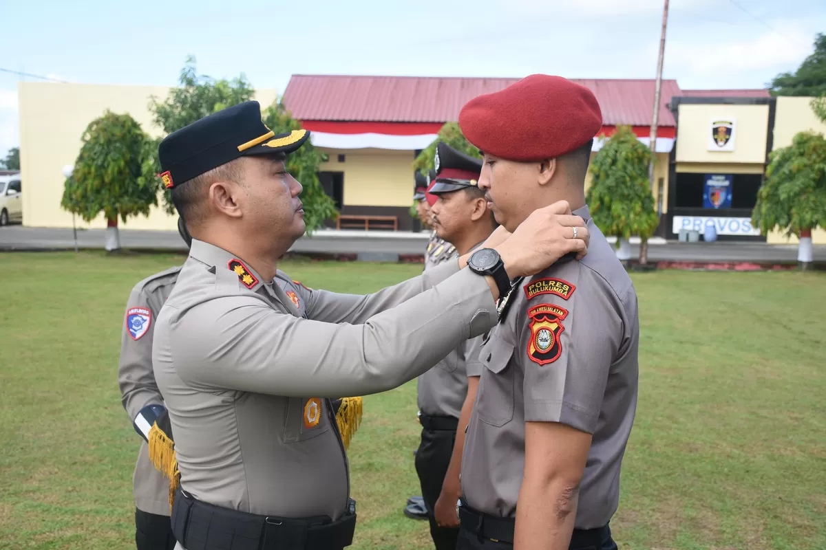 Kapolres Bulukumba AKBP Restu Wijayanto memasangkan tanda pangkat kepada personel dalam Upacara Korps Raport kenaikan pangkat periode 1 Juli 2026 di Lapangan Apel Polres Bulukumba.