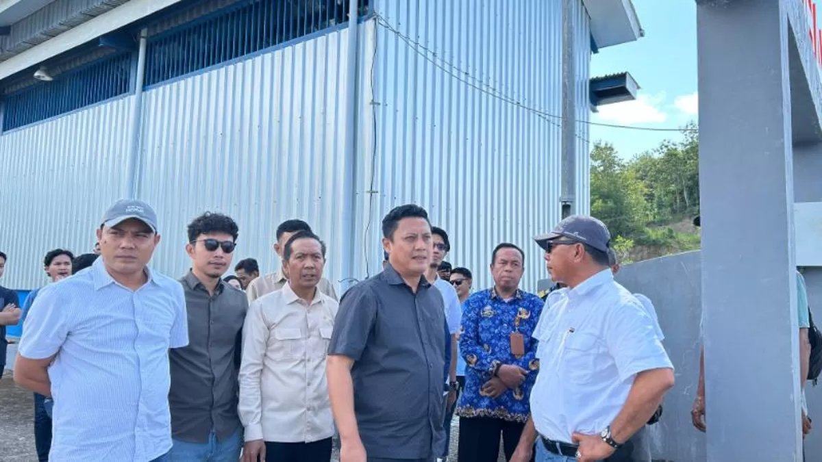 Wakil Ketua DPRD Bulukumba Syahruni Haris bersama Anggota DPR RI Andi Iwan Darmawan Aras meninjau Pelabuhan Kajang yang diproyeksikan menjadi pusat pertumbuhan ekonomi baru di wilayah pesisir Bulukumba.