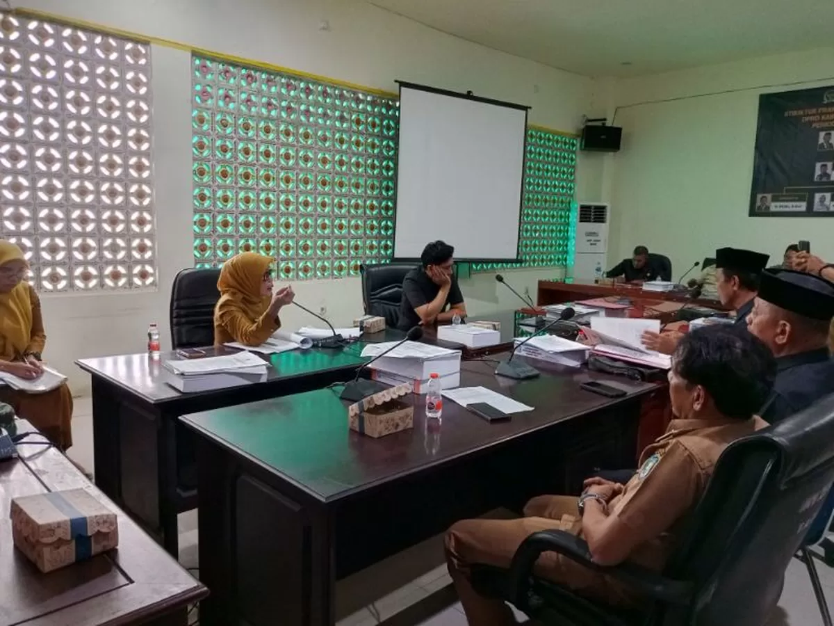 Komisi II DPRD Bulukumba menggelar Rapat Dengar Pendapat (RDP) dengan menghadirkan pengelola Apparalang, Disparpora, BPBD, Basarnas, TNI-Polri, dan instansi terkait untuk mengevaluasi pengelolaan destinasi wisata pasca tragedi wisatawan tenggelam di Apparalang.