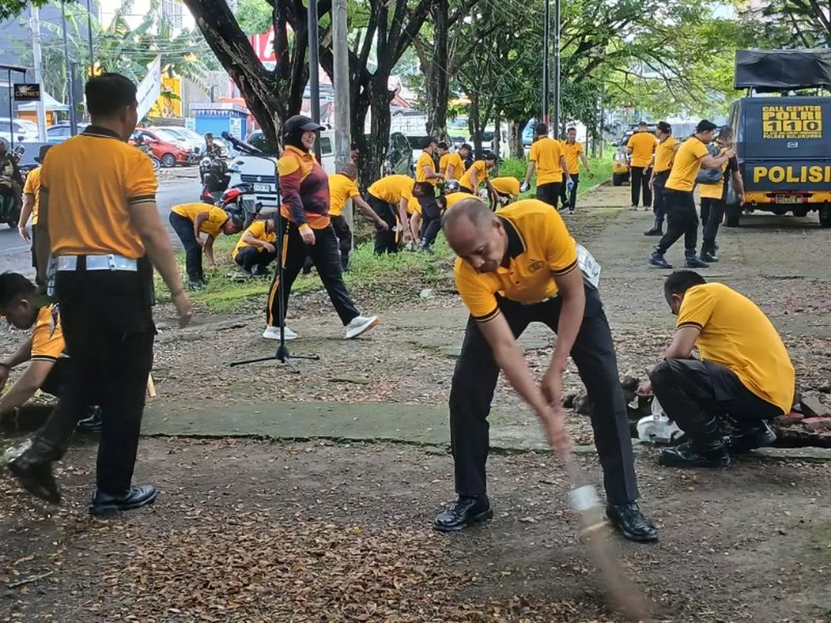 Jajaran Polres Bulukumba melakukan aksi kerja bakti dan Jumat Bersih di Taman Makam Pahlawan Taccorong sebagai bentuk penghormatan kepada jasa para pahlawan sekaligus rangkaian peringatan Hari Bhayangkara ke-80 Tahun 2026.