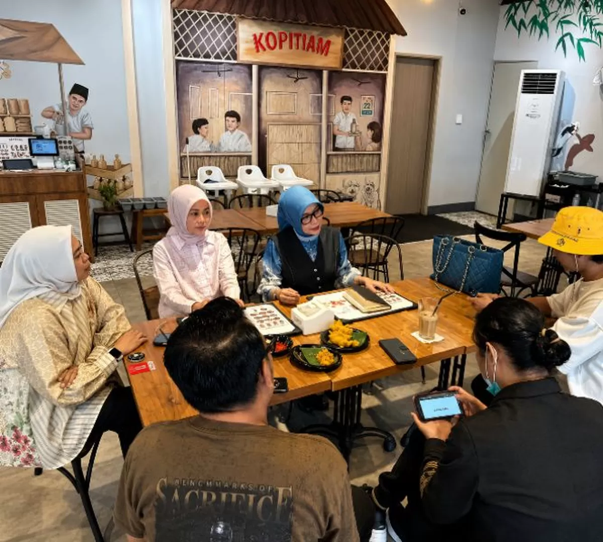 Kepala Disparpora Bulukumba Hj. Hamrina Andi Muri didampingi jajaran Disparpora menggelar pertemuan bersama tim Baim Wong di Makassar, Sabtu (13/6/2026), guna membahas titik-titik lokasi syuting film sebagai upaya memperkenalkan keindahan wisata Bulukumba ke panggung nasional melalui karya visual.