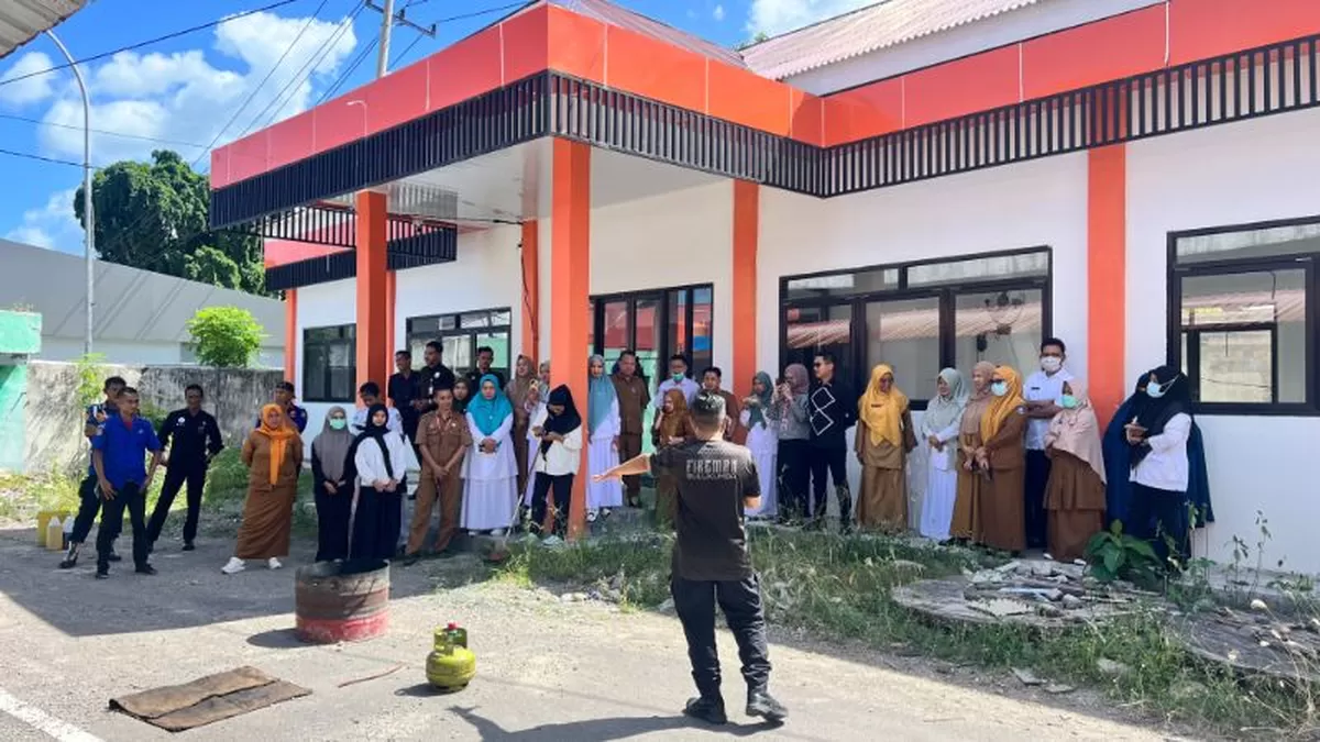Puluhan pegawai RSUD Bulukumba mengikuti pelatihan penanganan kebakaran dan simulasi penggunaan APAR bersama Damkar Bulukumba sebagai upaya meningkatkan keselamatan pasien, pengunjung, dan seluruh civitas rumah sakit dalam menghadapi keadaan darurat.