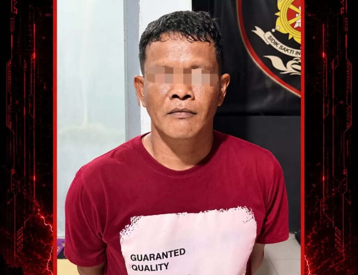 Terduga pelaku curat berinisial TR diamankan Tim URC Resmob Satreskrim Polres Bulukumba usai diduga membobol sebuah kios di Kecamatan Bulukumpa. Polisi menyita sejumlah barang bukti, termasuk jilbab yang diduga digunakan untuk menyamarkan identitas saat beraksi. Foto: Humas Polres Bulukumba.