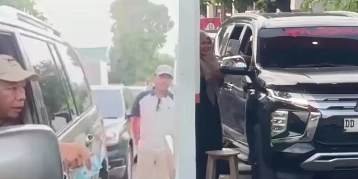 Bupati Andi Utta dan Kasatpol PP Dan Damkar Bulukumba, Andi Ashadi saat membayar tiket masuk kawasan wisata Bira.