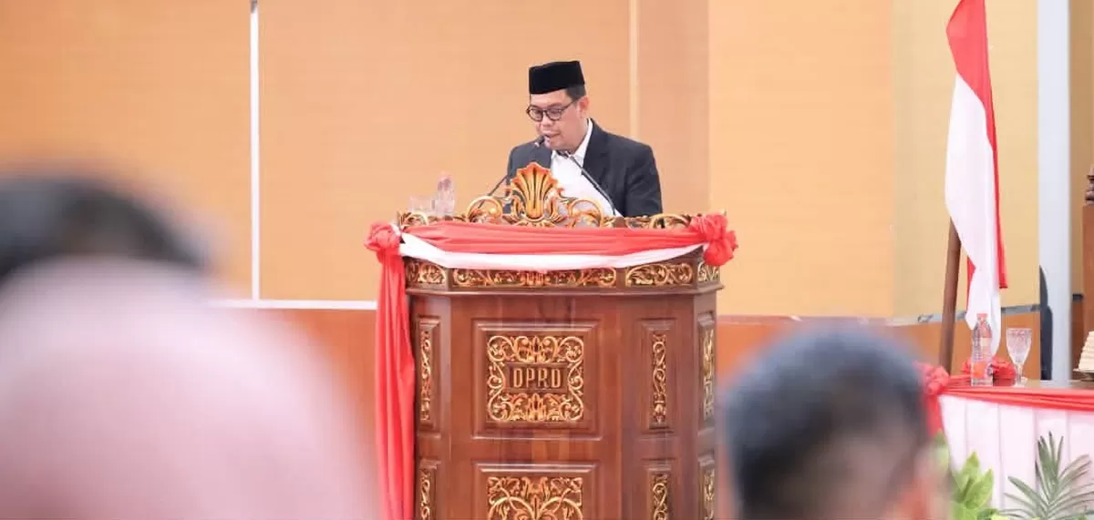 Wakil Bupati Bulukumba H. Andi Edy Manaf mewakili Bupati menyampaikan jawaban pemerintah daerah atas pandangan umum fraksi-fraksi DPRD dalam Rapat Paripurna DPRD Bulukumba sebagai bagian dari pembahasan Ranperda.
