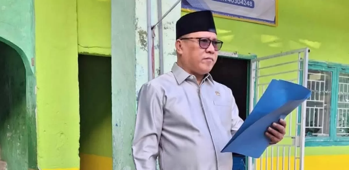 Pimpinan DPRD Kabupaten Bulukumba membacakan Amanat Seragam Bupati pada upacara bendera hari pertama masuk sekolah di sejumlah sekolah sebagai bentuk dukungan terhadap peningkatan kualitas pendidikan di Bulukumba.
