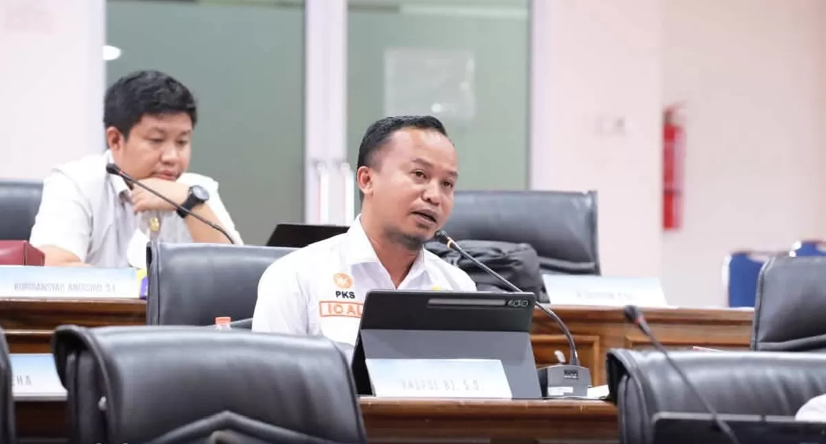 Anggota Banggar DPRD Kabupaten Bulukumba, Rizal Sarib dan Dr. Supriadi, menghadiri rapat lanjutan pembahasan Ranperda Pertanggungjawaban Pelaksanaan APBD Tahun Anggaran 2025. Dalam rapat tersebut, Banggar menyoroti optimalisasi Pendapatan Asli Daerah (PAD), sektor perpajakan, serta upaya mencegah potensi kebocoran pendapatan daerah.