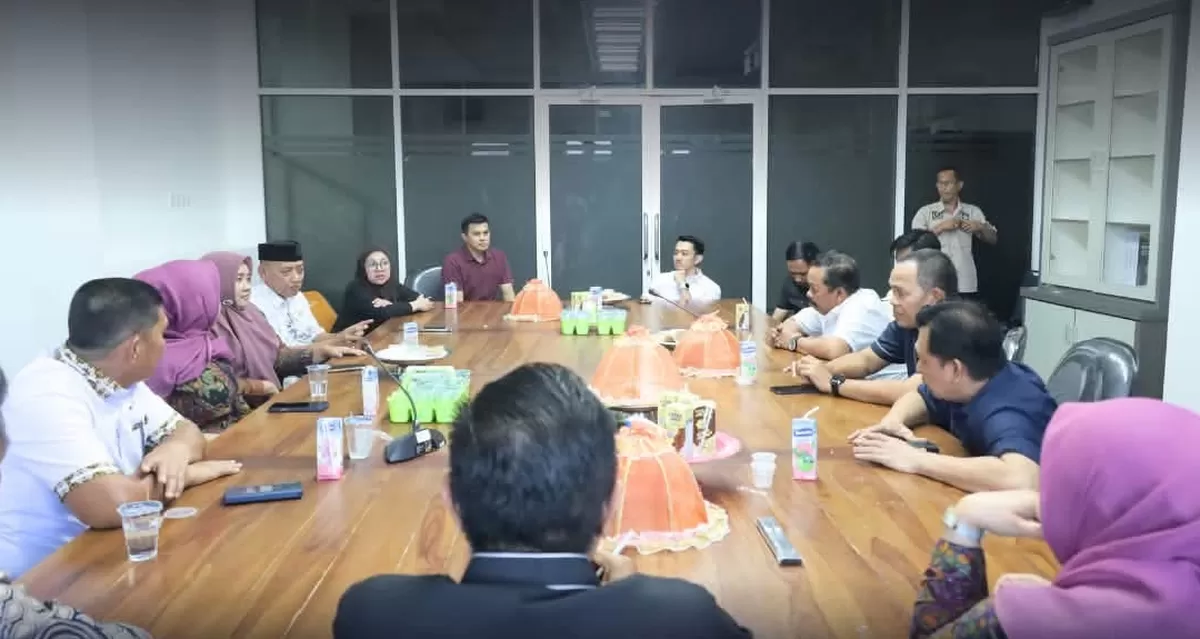 Pimpinan dan Anggota DPRD Kabupaten Bulukumba menerima kunjungan studi banding DPRD Kabupaten Maros untuk berbagi pengalaman terkait penguatan fungsi pengawasan terhadap penyelenggaraan pemerintahan daerah.