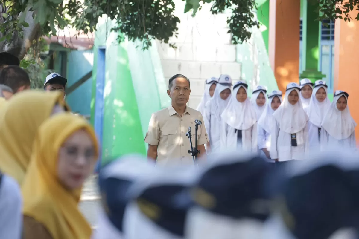 Wakil Ketua DPRD Bulukumba Syahruni Haris menghadiri Gerakan Ayah Mengantar Anak Sekolah (GAMAS) sekaligus menjadi pembina upacara pada hari pertama MPLS di SMPN 3 Bulukumba dengan membacakan amanat Bupati Bulukumba.