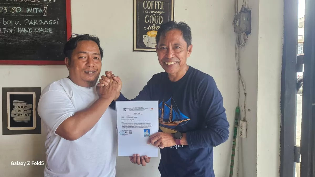 Direktur Utama PT Dam Shipping Agency, Muh Darwis K, menyerahkan Surat Tugas kepada Andi Parman sebagai perwakilan operasional perusahaan di wilayah Bontobahari dan Kajang, Bulukumba, Rabu (1/7/2026).