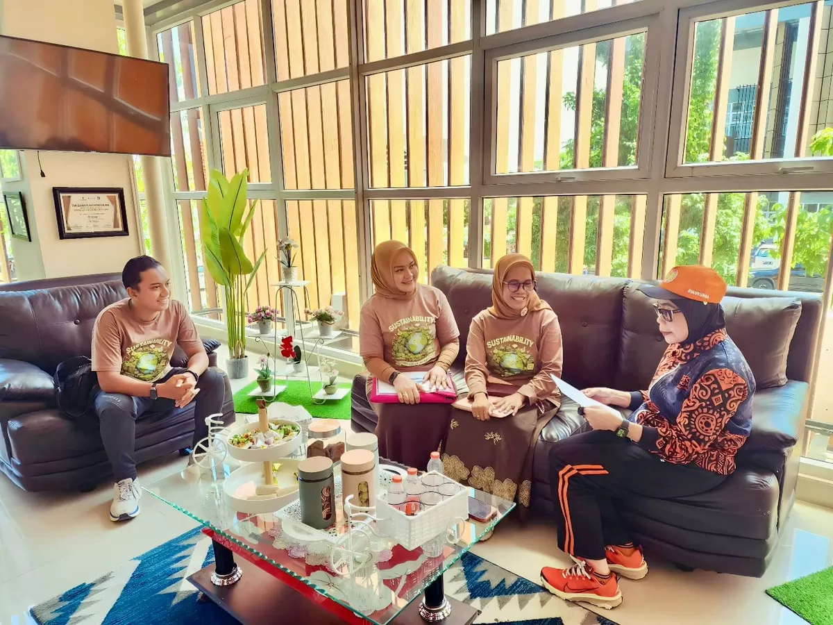 Kepala Disparpora Bulukumba Hamrina A. Muri menerima Tim Riset Ciputra Makassar di Gedung Pinisi, Selasa (30/6/2026), membahas strategi pengembangan pariwisata berkelanjutan.