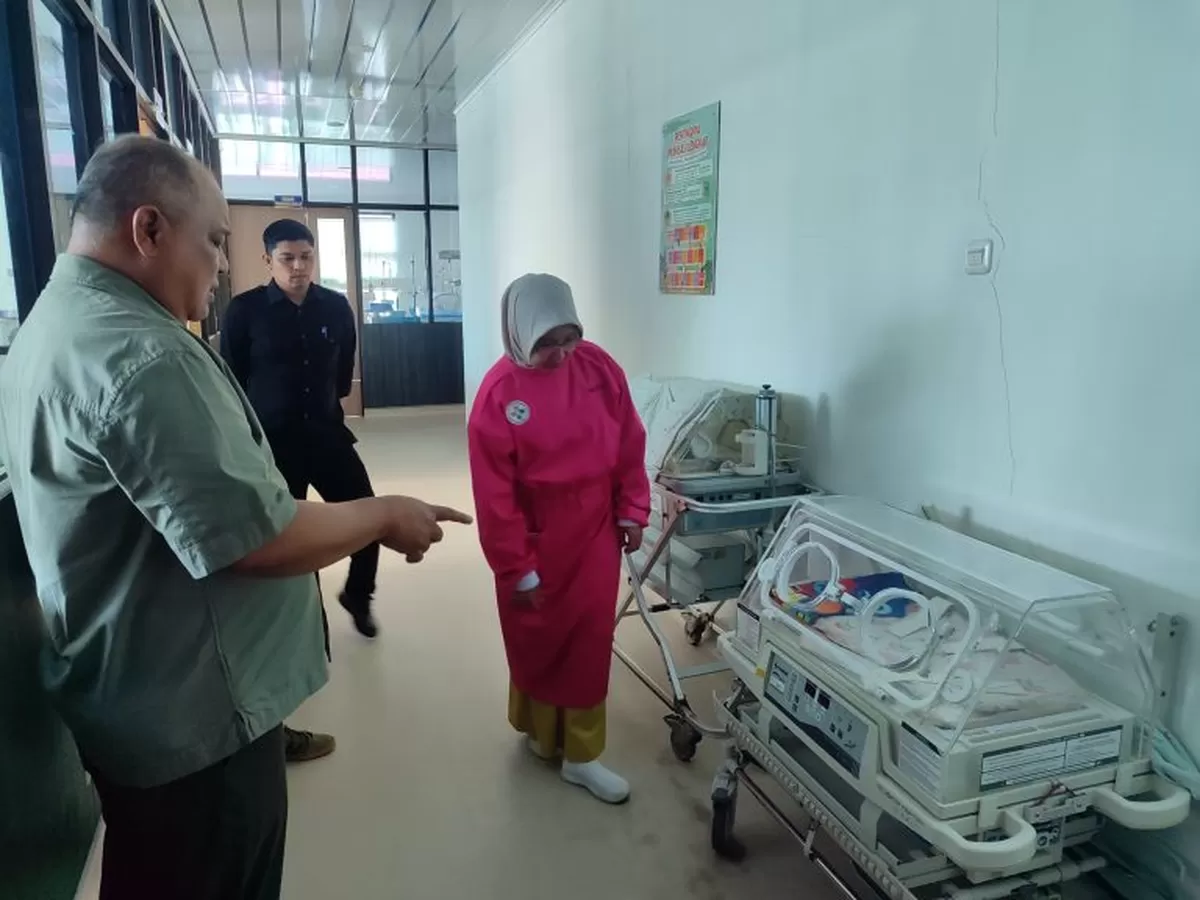 Direktur RSUD Bulukumba, dr. H. Rizal Ridwan Dappi, melakukan telusur harian ke sejumlah unit pelayanan untuk memastikan layanan kesehatan berjalan sesuai SOP dan terus meningkat kualitasnya.