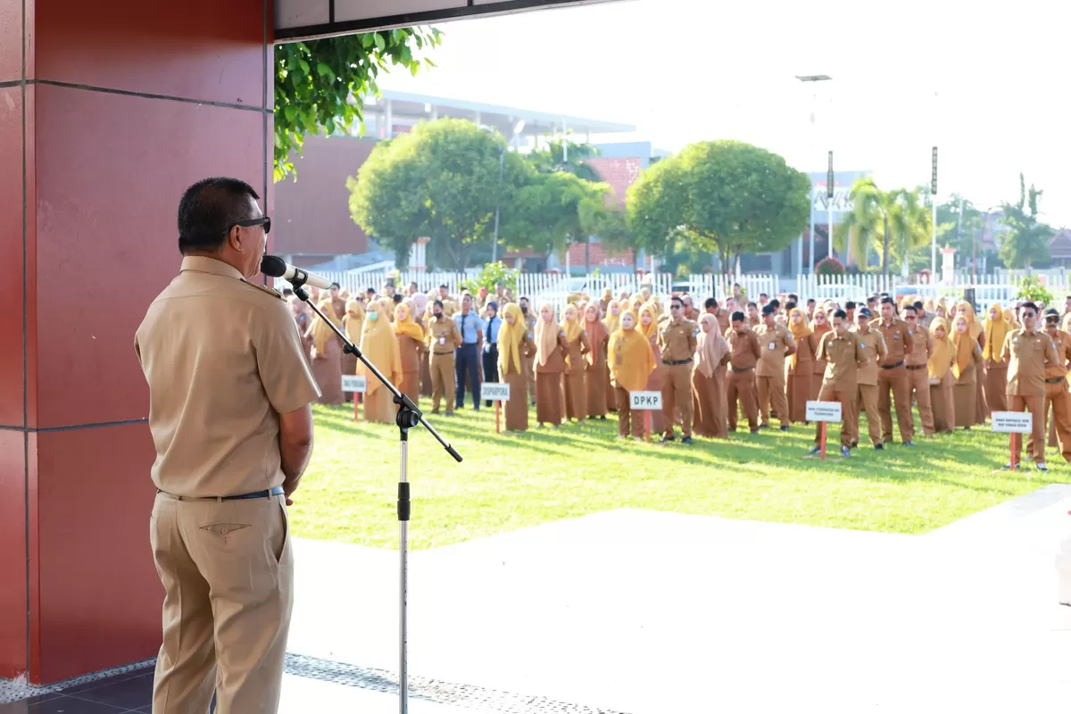Bupati Bulukumba Andi Muchtar Ali Yusuf memberikan arahan kepada seluruh ASN saat memimpin Apel Gabungan OPD di Halaman Kantor Bupati Bulukumba, Senin (6/7/2026), dengan menekankan pentingnya disiplin, produktivitas, dan pemanfaatan waktu.