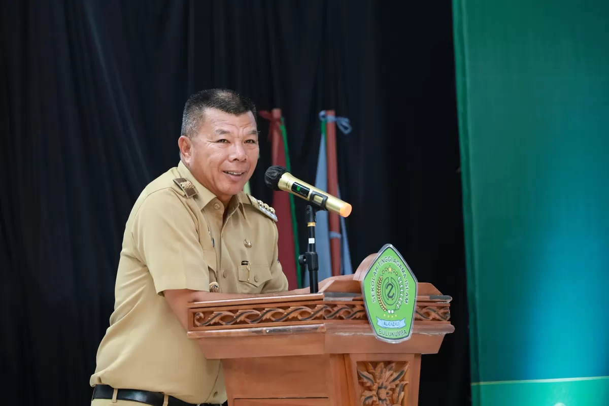 Bupati Bulukumba Andi Muchtar Ali Yusuf memotivasi 218 wisudawan STAI Al-Gazali Bulukumba agar menjadi generasi kreatif, inovatif, dan mampu menciptakan lapangan kerja bagi masyarakat.