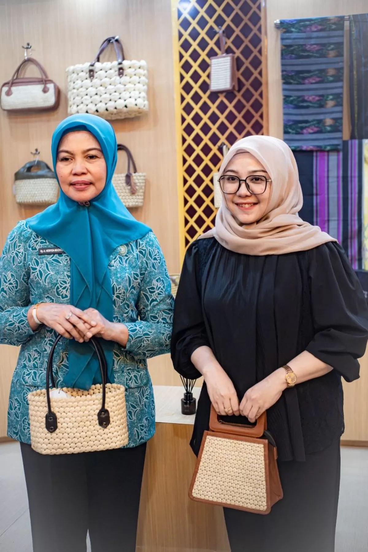 Ketua DPRD Bulukumba Umy Asyiatun Khadijah meninjau produk unggulan UMKM di Booth Dekranasda Bulukumba saat Pameran Kriya dan Wastra Nusantara HUT Dekranas 2026 di Trans Studio Mall Makassar.