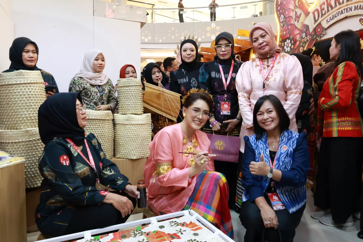 Dekranasda Kabupaten Bulukumba menghadirkan beragam produk kriya dan wastra unggulan pada Pameran HUT ke-46 Dekranas di Makassar
