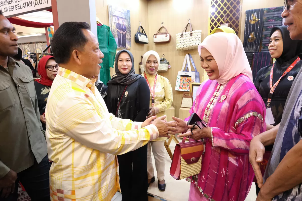 Menteri Dalam Negeri Tito Karnavian dan Ketua Harian Dekranas Tri Tito Karnavian meninjau produk unggulan UMKM di Stand Dekranasda Bulukumba pada penutupan HUT ke-46 Dekranas 2026.