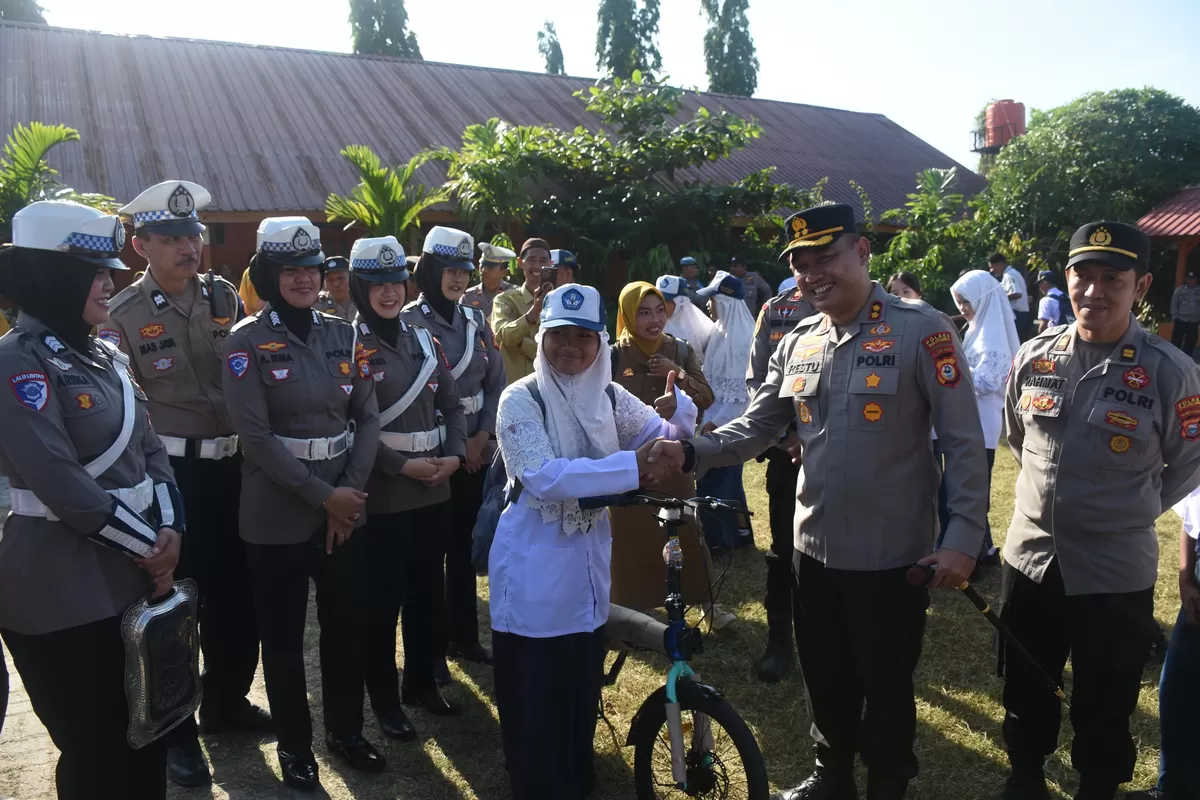Kapolres Bulukumba AKBP Restu Wijayanto menjadi Inspektur Upacara pada pembukaan MPLS di SMP Negeri 1 Bulukumba.