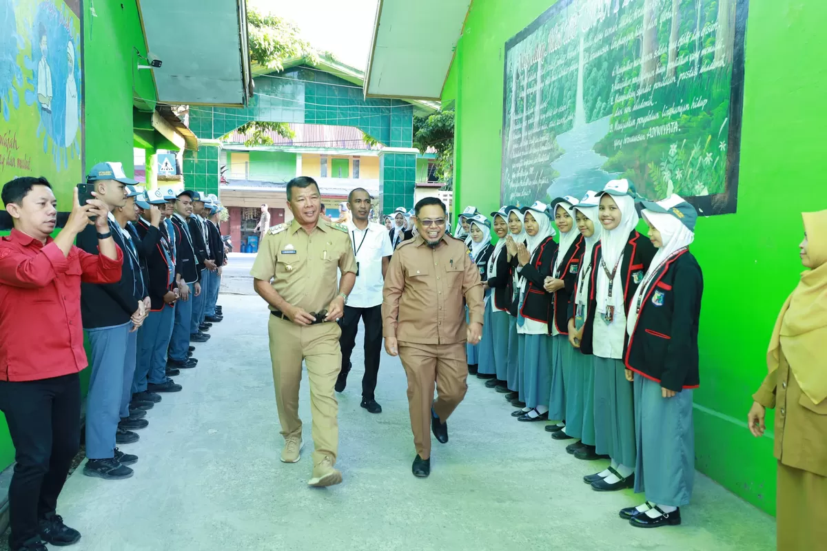 Bupati Bulukumba Andi Muchtar Ali Yusuf menyampaikan amanat hari pertama masuk sekolah di SMA Negeri 1 Bulukumba sekaligus menegaskan komitmen zero tolerance terhadap bullying dan kekerasan di lingkungan pendidikan, Senin (13/7/2026).