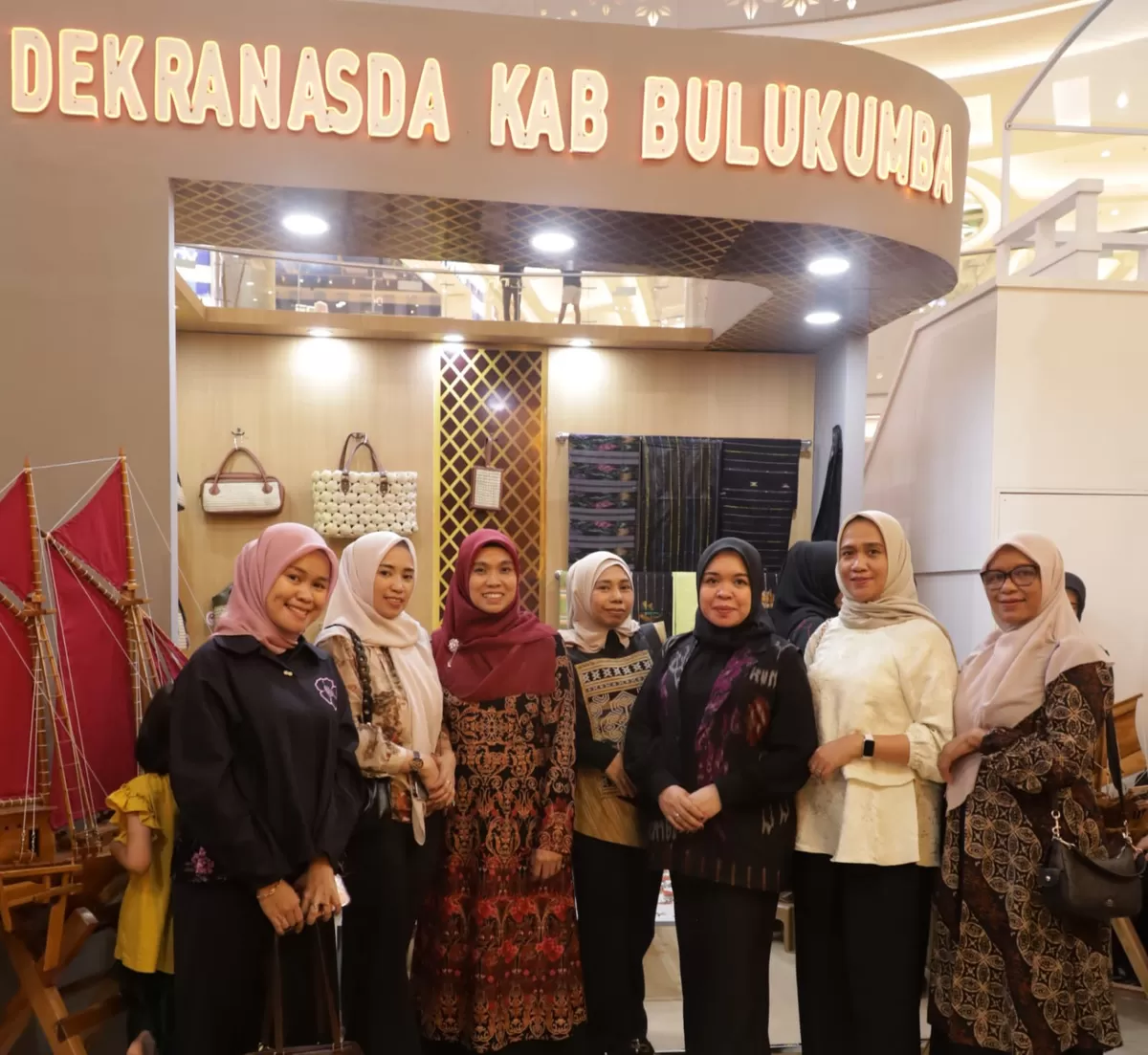 Pengurus Dekranasda Bulukumba sekaligus Wakil Ketua IKWAN DPRD Bulukumba, Anugrahwati Syahruni, mengajak masyarakat bangga menggunakan produk kerajinan lokal sebagai upaya melestarikan budaya dan memperkuat ekonomi para perajin.