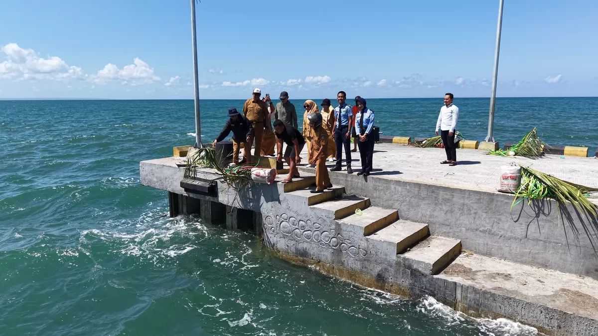 Dinas Perikanan Kabupaten Bulukumba memasang rumpon dasar mini di Kolam Labuh Bentenge sebagai sarana edukasi untuk memperkenalkan konsep rumah ikan dan pentingnya pelestarian ekosistem laut kepada masyarakat.