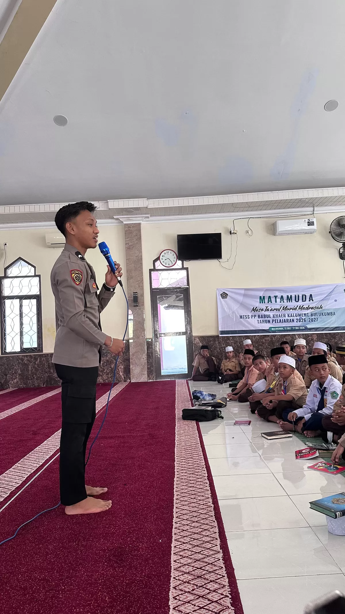 Personel Bagian SDM Polres Bulukumba, Bripda Muhammad Alif, memberikan edukasi tentang bahaya bullying kepada santri MTs dan MA Babul Khaer sebagai upaya menciptakan lingkungan pendidikan yang aman dan bebas perundungan.