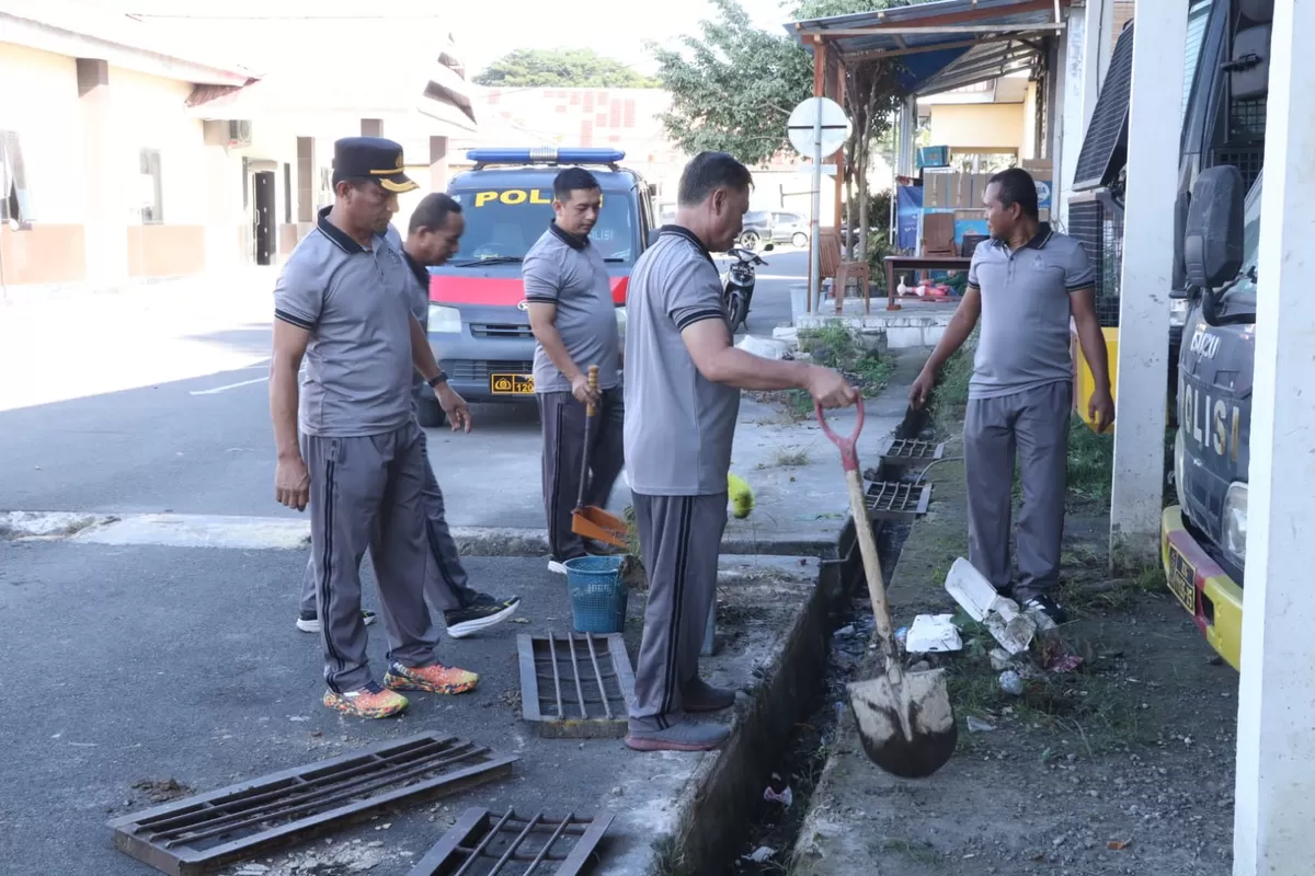 Personel Polres Bulukumba bergotong royong membersihkan lingkungan Mapolres usai apel pagi, Jumat (17/7/2026).