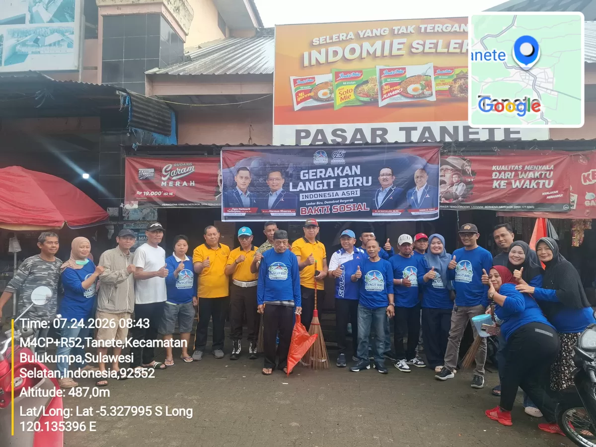 Ketua DPC Partai Demokrat Bulukumba Sabri H. Colli bersama jajaran pengurus, Camat Bulukumpa, Kapolsek Bulukumpa, dan kader Partai Demokrat melaksanakan bakti sosial Gerakan Lagi Biru Indonesia Asri di Pasar Tanete, Jumat (24/7/2026), dalam rangka memperingati HUT ke-25 Partai Demokrat.