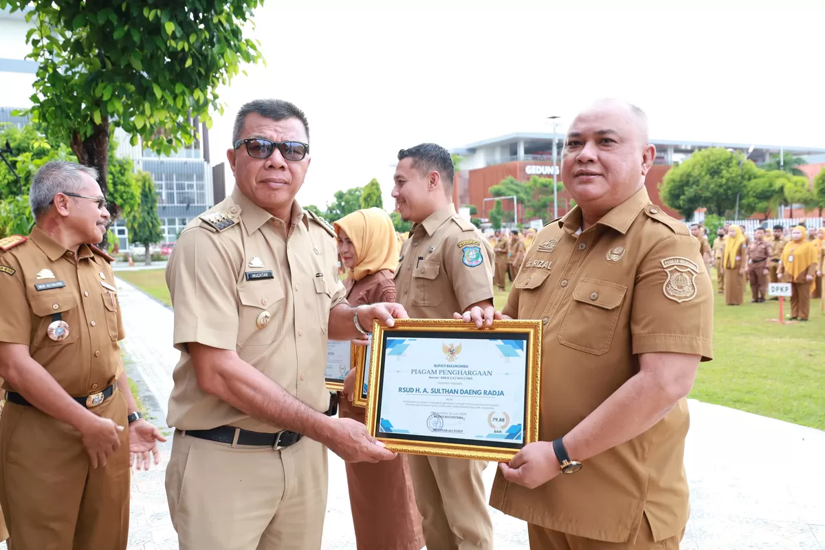 Direktur RSUD H. Andi Sulthan Daeng Radja menerima penghargaan dari Bupati Bulukumba, Andi Muchtar Ali Yusuf, sebagai bentuk apresiasi atas keberhasilan rumah sakit meraih predikat Kualitas Tinggi dalam Penilaian Maladministrasi Pelayanan Publik Ombudsman RI Tahun 2025.