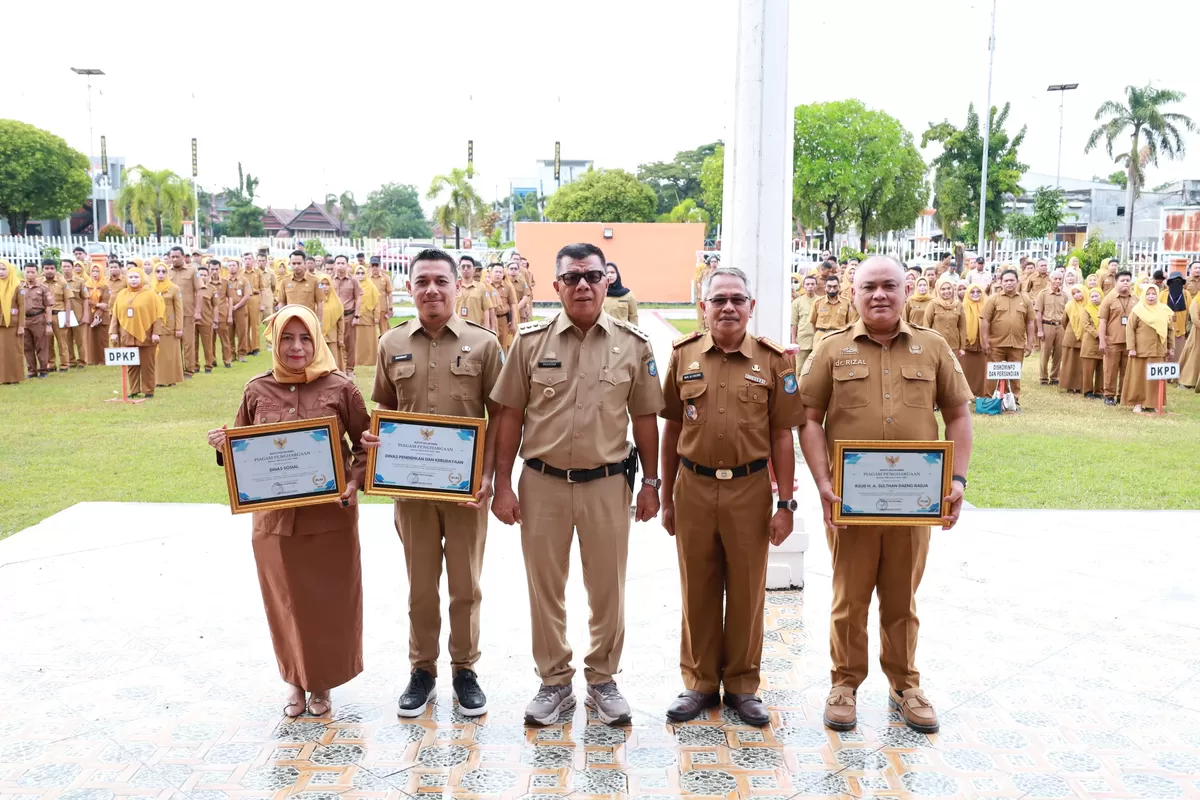 Bupati Bulukumba Andi Muchtar Ali Yusuf menyerahkan penghargaan kepada Dinas Sosial, Dinas Pendidikan dan Kebudayaan, serta RSUD H. Andi Sulthan Daeng Radja atas capaian predikat Kualitas Tinggi dalam Penilaian Pelayanan Publik Ombudsman RI Tahun 2025 saat Apel Gabungan OPD di halaman Kantor Bupati Bulukumba, Senin (27/7/2026).
