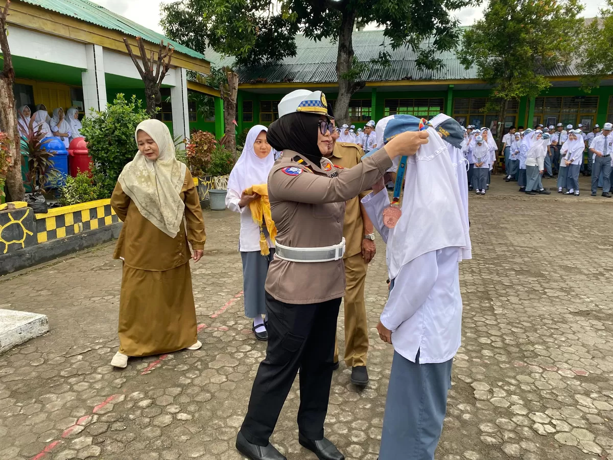 Kanit Kamsel Sat Lantas Polres Bulukumba, IPDA Nuraeni, S.H., memberikan penyuluhan Kamseltibcarlantas kepada siswa SMA Negeri 1 Bulukumba dalam program Police Go To School, Senin (27/7/2026).