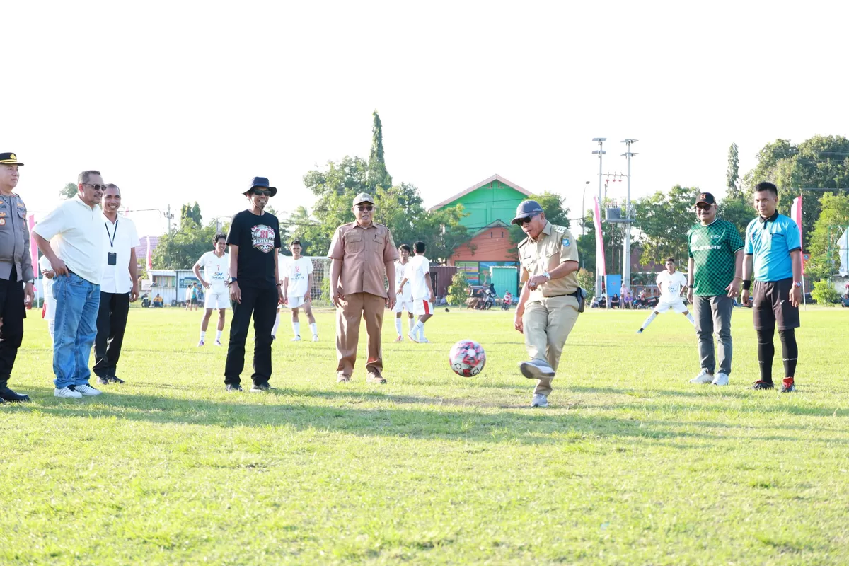 Bupati Bulukumba Andi Muchtar Ali Yusuf secara resmi membuka Gantarang Football Championship 2026 dengan melakukan tendangan pertama sebagai tanda dimulainya turnamen sepak bola tingkat Kecamatan Gantarang dalam rangka memeriahkan HUT ke-81 Republik Indonesia.