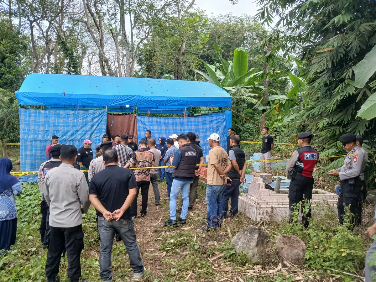 Polres Bulukumba mengamankan jalannya proses ekshumasi jenazah yang dilakukan Tim Forensik Bidokkes Polda Sulsel di Desa Bulolohe, Kecamatan Rilau Ale, sebagai bagian dari penyelidikan atas permohonan keluarga korban.